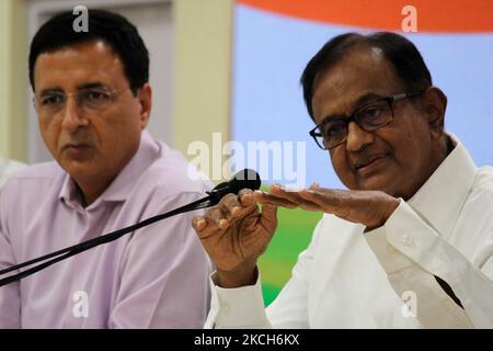 L'ancien ministre des Finances et dirigeant du Congrès P. Chidambaram s'adresse à une conférence de presse visant Modi gott sur une inflation élevée dans le contexte de la pandémie Covid-19 qui fait rage dans tout le pays, à New Delhi, en Inde, sur 13 juillet 2021. (Photo de Mayank Makhija/NurPhoto) Banque D'Images