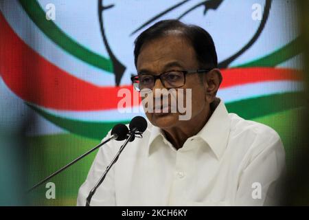 L'ancien ministre des Finances et dirigeant du Congrès P. Chidambaram s'adresse à une conférence de presse visant Modi gott sur une inflation élevée dans le contexte de la pandémie Covid-19 qui fait rage dans tout le pays, à New Delhi, en Inde, sur 13 juillet 2021. (Photo de Mayank Makhija/NurPhoto) Banque D'Images