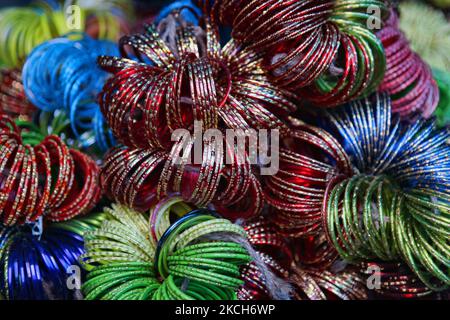 Des bracelets de verre colorés sur un marché de Singtam, Sikkim, Inde, on 07 juin 2010. (Photo de Creative Touch Imaging Ltd./NurPhoto) Banque D'Images