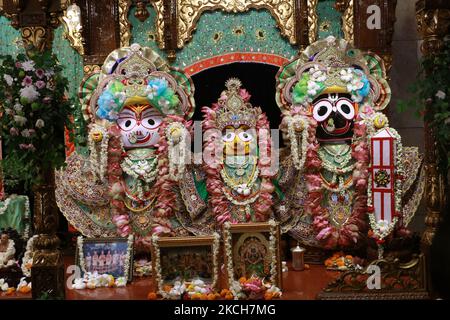 Les prêtres du Temple qui exécutent Puja de Seigneur Jagannath comme un geste symbolique après la procession de Rath Yatra a été annulée dans le cadre de préoccupations sur la propagation du coronavirus COVID-19, à Kolkata, Inde sur 12 juillet 2021. Selon la mythologie, le Ratha Yatra remonte à quelque 5 000 ans lorsque le dieu hindou Krishna, avec son frère aîné Balaram et sa sœur Subhadra, ont été tirés sur un char de Kurukshetra à Vrindavana par les fidèles de Krishna. (Photo de Debajyoti Chakraborty/NurPhoto) Banque D'Images