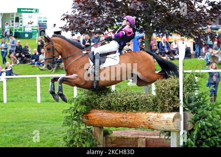 Ginny Howe à cheval Captain Clover pendant l'événement 4* de Cross Country au Barbury Castle International Horse Trials, Marlborough, Wiltshire, Royaume-Uni, le dimanche 11th juillet 2021. (Photo de Jon Bromley/MI News/NurPhoto) Banque D'Images