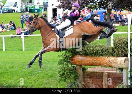 Ginny Howe à cheval Captain Clover pendant l'événement 4* de Cross Country au Barbury Castle International Horse Trials, Marlborough, Wiltshire, Royaume-Uni, le dimanche 11th juillet 2021. (Photo de Jon Bromley/MI News/NurPhoto) Banque D'Images