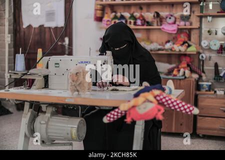 Des femmes palestiniennes ont semé des jouets d'Eid al-Adha dans le village bédouin de 'Umm Al-Nasr', dans le nord de la bande de Gaza, sur 12 juillet 2021. EID al-Adha, ou fête du sacrifice, tombe en ce mois-ci lorsque les musulmans abatteront des moutons, des chèvres, des chameaux ou des veaux. La propagation du coronavirus à Gaza a éclipsé les préparatifs de la fête, car elle a gravement endommagé l'économie déjà atone du territoire blocké par Israël (photo de Mamen Faiz/NurPhoto). Banque D'Images