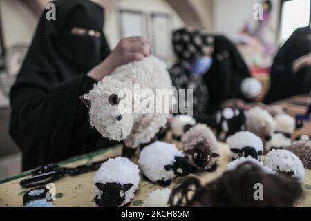 Des femmes palestiniennes ont semé des jouets d'Eid al-Adha dans le village bédouin de 'Umm Al-Nasr', dans le nord de la bande de Gaza, sur 12 juillet 2021. EID al-Adha, ou fête du sacrifice, tombe en ce mois-ci lorsque les musulmans abatteront des moutons, des chèvres, des chameaux ou des veaux. La propagation du coronavirus à Gaza a éclipsé les préparatifs de la fête, car elle a gravement endommagé l'économie déjà atone du territoire blocké par Israël (photo de Mamen Faiz/NurPhoto). Banque D'Images