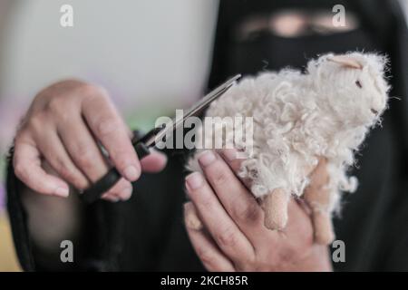 Des femmes palestiniennes ont semé des jouets d'Eid al-Adha dans le village bédouin de 'Umm Al-Nasr', dans le nord de la bande de Gaza, sur 12 juillet 2021. EID al-Adha, ou fête du sacrifice, tombe en ce mois-ci lorsque les musulmans abatteront des moutons, des chèvres, des chameaux ou des veaux. La propagation du coronavirus à Gaza a éclipsé les préparatifs de la fête, car elle a gravement endommagé l'économie déjà atone du territoire blocké par Israël (photo de Mamen Faiz/NurPhoto). Banque D'Images