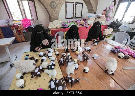 Des femmes palestiniennes ont semé des jouets d'Eid al-Adha dans le village bédouin de 'Umm Al-Nasr', dans le nord de la bande de Gaza, sur 12 juillet 2021. EID al-Adha, ou fête du sacrifice, tombe en ce mois-ci lorsque les musulmans abatteront des moutons, des chèvres, des chameaux ou des veaux. La propagation du coronavirus à Gaza a éclipsé les préparatifs de la fête, car elle a gravement endommagé l'économie déjà atone du territoire blocké par Israël (photo de Mamen Faiz/NurPhoto). Banque D'Images