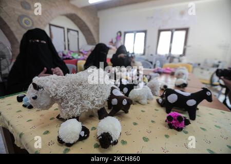 Des femmes palestiniennes ont semé des jouets d'Eid al-Adha dans le village bédouin de 'Umm Al-Nasr', dans le nord de la bande de Gaza, sur 12 juillet 2021. EID al-Adha, ou fête du sacrifice, tombe en ce mois-ci lorsque les musulmans abatteront des moutons, des chèvres, des chameaux ou des veaux. La propagation du coronavirus à Gaza a éclipsé les préparatifs de la fête, car elle a gravement endommagé l'économie déjà atone du territoire blocké par Israël (photo de Mamen Faiz/NurPhoto). Banque D'Images