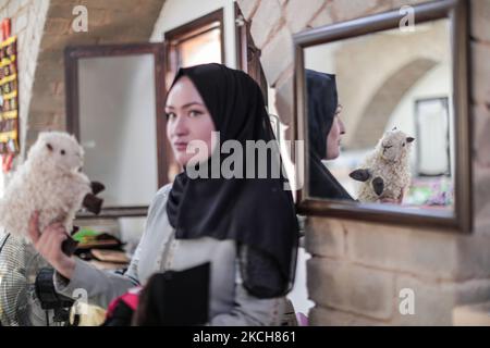 Des femmes palestiniennes ont semé des jouets d'Eid al-Adha dans le village bédouin de 'Umm Al-Nasr', dans le nord de la bande de Gaza, sur 12 juillet 2021. EID al-Adha, ou fête du sacrifice, tombe en ce mois-ci lorsque les musulmans abatteront des moutons, des chèvres, des chameaux ou des veaux. La propagation du coronavirus à Gaza a éclipsé les préparatifs de la fête, car elle a gravement endommagé l'économie déjà atone du territoire blocké par Israël (photo de Mamen Faiz/NurPhoto). Banque D'Images