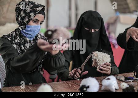 Des femmes palestiniennes ont semé des jouets d'Eid al-Adha dans le village bédouin de 'Umm Al-Nasr', dans le nord de la bande de Gaza, sur 12 juillet 2021. EID al-Adha, ou fête du sacrifice, tombe en ce mois-ci lorsque les musulmans abatteront des moutons, des chèvres, des chameaux ou des veaux. La propagation du coronavirus à Gaza a éclipsé les préparatifs de la fête, car elle a gravement endommagé l'économie déjà atone du territoire blocké par Israël (photo de Mamen Faiz/NurPhoto). Banque D'Images