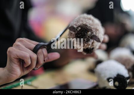 Des femmes palestiniennes ont semé des jouets d'Eid al-Adha dans le village bédouin de 'Umm Al-Nasr', dans le nord de la bande de Gaza, sur 12 juillet 2021. EID al-Adha, ou fête du sacrifice, tombe en ce mois-ci lorsque les musulmans abatteront des moutons, des chèvres, des chameaux ou des veaux. La propagation du coronavirus à Gaza a éclipsé les préparatifs de la fête, car elle a gravement endommagé l'économie déjà atone du territoire blocké par Israël (photo de Mamen Faiz/NurPhoto). Banque D'Images