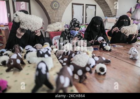 Des femmes palestiniennes ont semé des jouets d'Eid al-Adha dans le village bédouin de 'Umm Al-Nasr', dans le nord de la bande de Gaza, sur 12 juillet 2021. EID al-Adha, ou fête du sacrifice, tombe en ce mois-ci lorsque les musulmans abatteront des moutons, des chèvres, des chameaux ou des veaux. La propagation du coronavirus à Gaza a éclipsé les préparatifs de la fête, car elle a gravement endommagé l'économie déjà atone du territoire blocké par Israël (photo de Mamen Faiz/NurPhoto). Banque D'Images