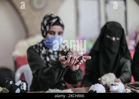 Des femmes palestiniennes ont semé des jouets d'Eid al-Adha dans le village bédouin de 'Umm Al-Nasr', dans le nord de la bande de Gaza, sur 12 juillet 2021. EID al-Adha, ou fête du sacrifice, tombe en ce mois-ci lorsque les musulmans abatteront des moutons, des chèvres, des chameaux ou des veaux. La propagation du coronavirus à Gaza a éclipsé les préparatifs de la fête, car elle a gravement endommagé l'économie déjà atone du territoire blocké par Israël (photo de Mamen Faiz/NurPhoto). Banque D'Images