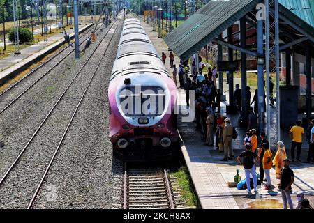 Passagers attendant le train à destination de Banihal à la gare de Sopore dans le district de Baramulla, Jammu-et-Cachemire, Inde, le 14 juillet 2021. Le service ferroviaire sur le tronçon de 137 kilomètres de Baramulla-Banihal au Cachemire a repris aujourd'hui avec une capacité de 50 % pour les passagers. Après avoir été suspendu pendant plus de sept semaines en raison de la pandémie de COVID-19, le service ferroviaire avait repris partiellement au Cachemire en provenance de 1 juillet. (Photo de Nasir Kachroo/NurPhoto) Banque D'Images