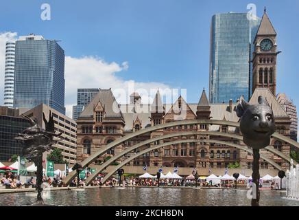 Sculptures de têtes d'animaux représentant des signes du zodiaque chinois devant le vieil hôtel de ville dans le cadre de l'installation de sculptures d'ai Weiwei intitulée cercle des animaux (zodiaque chinois) à Toronto, Ontario, Canada, on 23 juin 2013. (Photo de Creative Touch Imaging Ltd./NurPhoto) Banque D'Images