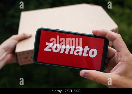 Le logo Zomato apparaît sur l'écran d'un téléphone dans cette photo prise à Cracovie, en Pologne, sur 14 juillet 2021. (Photo de Jakub Porzycki/NurPhoto) Banque D'Images