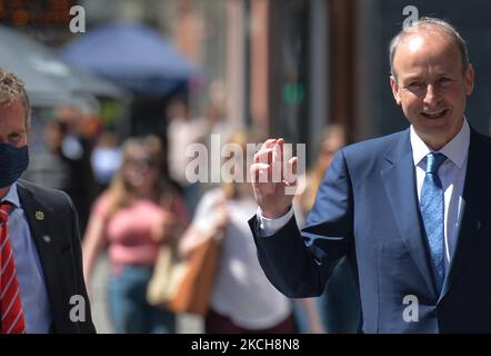 Taoiseach Micheal Martin (à droite) a vu marcher dans le centre-ville de Dublin sur son chemin vers les bâtiments de Goverment. Le mercredi 14 juin 2021, à Dublin, Irlande. (Photo par Artur Widak/NurPhoto) Banque D'Images