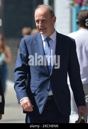 Taoiseach Micheal Martin a vu marcher dans le centre-ville de Dublin sur son chemin vers les bâtiments de Goverment. Le mercredi 14 juin 2021, à Dublin, Irlande. (Photo par Artur Widak/NurPhoto) Banque D'Images