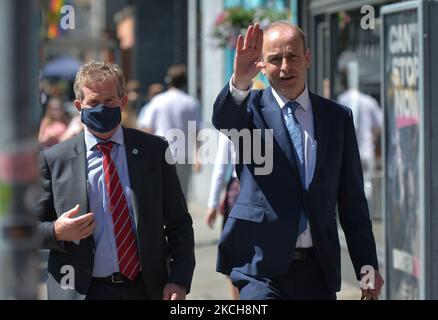 Taoiseach Micheal Martin (à droite) a vu marcher dans le centre-ville de Dublin sur son chemin vers les bâtiments de Goverment. Le mercredi 14 juin 2021, à Dublin, Irlande. (Photo par Artur Widak/NurPhoto) Banque D'Images