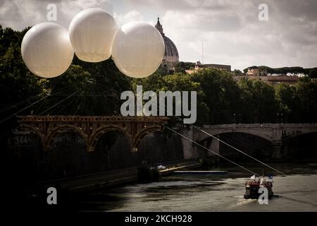 Une vue de l'installation temporaire de 'Ponte Farnese' un rêve de Michel-Ange Buonarroti d'un pont reliant le Palazzo Farnese à la Villa Farnesina sur le tronçon de la rivière Tibre près de Ponte Sisto réalisé par l'artiste français Olivier Grossetete sur 13 juillet 2021 à Rome, Italie. Fabriqué en carton , le pont volant de 18 mètres de long a été construit avec l'aide de centaines de bénévoles, dont des enfants et des étudiants. (Photo par Andrea Ronchini/NurPhoto) Banque D'Images