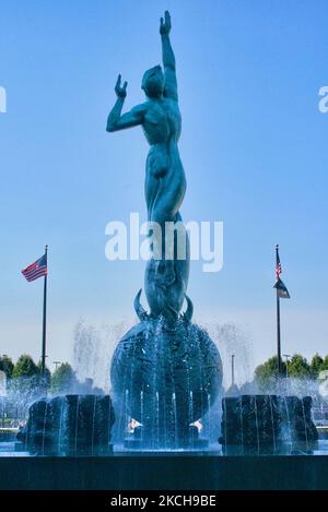 Situé sur la place commémorative des vétérans de Cleveland, se dresse la « fontaine de la vie éternelle » à Cleveland, Ohio, États-Unis, sur 02 septembre 2007. La fontaine est également connue sous le nom de « Fontaine du Mémorial de la guerre » ou « paix issue des flammes de la guerre » et se compose d'une statue et d'une fontaine qui servent de mémorial de Cleveland aux citoyens qui ont servi et sont morts pendant la Seconde Guerre mondiale et la guerre de Corée. Il a été conçu par Marshall Fredericks, diplômé de l'Institut d'art de Cleveland, et dédié à 30 mai 1964. La pièce maîtresse est une figure de bronze de 35 pieds (10,7 m) représentant l'homme s'échappant des flammes de la guerre et de reachi Banque D'Images