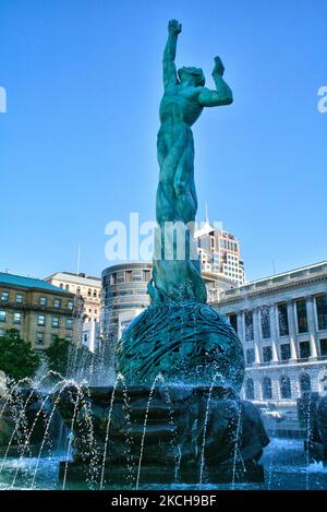 Situé sur la place commémorative des vétérans de Cleveland, se dresse la « fontaine de la vie éternelle » à Cleveland, Ohio, États-Unis, sur 02 septembre 2007. La fontaine est également connue sous le nom de « Fontaine du Mémorial de la guerre » ou « paix issue des flammes de la guerre » et se compose d'une statue et d'une fontaine qui servent de mémorial de Cleveland aux citoyens qui ont servi et sont morts pendant la Seconde Guerre mondiale et la guerre de Corée. Il a été conçu par Marshall Fredericks, diplômé de l'Institut d'art de Cleveland, et dédié à 30 mai 1964. La pièce maîtresse est une figure de bronze de 35 pieds (10,7 m) représentant l'homme s'échappant des flammes de la guerre et de reachi Banque D'Images