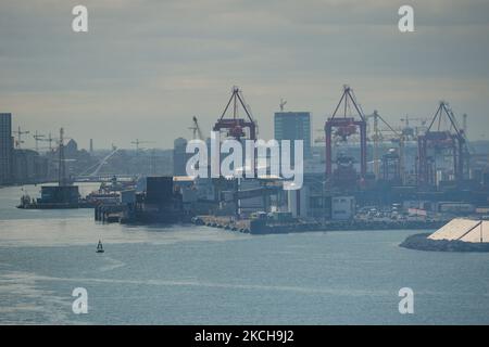 Vue générale du port de Dublin depuis un ferry irlandais W.B. Yeats quitte le port de Dublin. Jeudi, 15 juillet 2021, à Dublin, Irlande. (Photo par Artur Widak/NurPhoto) Banque D'Images