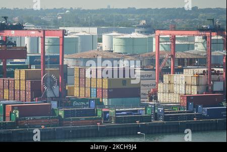 Une vue générale des terminaux à conteneurs de Dublin vue d'un ferry irlandais W.B. Yeats quitte le port de Dublin. Jeudi, 15 juillet 2021, à Dublin, Irlande. (Photo par Artur Widak/NurPhoto) Banque D'Images