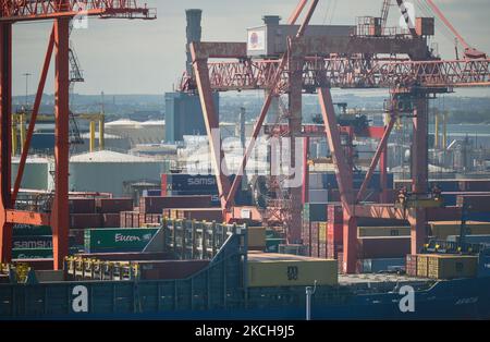 Une vue générale des terminaux à conteneurs de Dublin vue d'un ferry irlandais W.B. Yeats quitte le port de Dublin. Jeudi, 15 juillet 2021, à Dublin, Irlande. (Photo par Artur Widak/NurPhoto) Banque D'Images