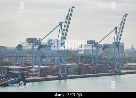 Une vue générale des terminaux à conteneurs de Dublin vue d'un ferry irlandais W.B. Yeats quitte le port de Dublin. Jeudi, 15 juillet 2021, à Dublin, Irlande. (Photo par Artur Widak/NurPhoto) Banque D'Images