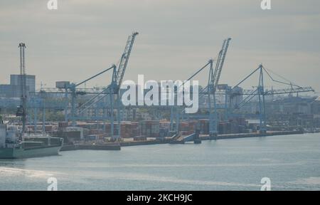 Une vue générale des terminaux à conteneurs de Dublin vue d'un ferry irlandais W.B. Yeats quitte le port de Dublin. Jeudi, 15 juillet 2021, à Dublin, Irlande. (Photo par Artur Widak/NurPhoto) Banque D'Images