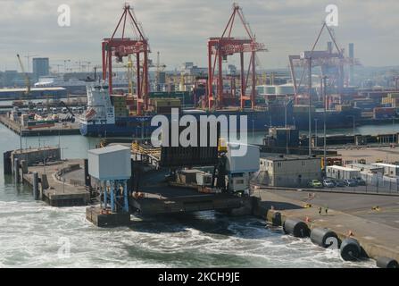 Vue générale des terminaux du port de Dublin vue d'un ferry irlandais W.B. Yeats quitte le port de Dublin. Jeudi, 15 juillet 2021, à Dublin, Irlande. (Photo par Artur Widak/NurPhoto) Banque D'Images