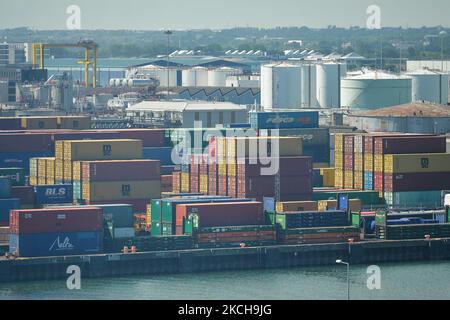 Une vue générale des terminaux à conteneurs de Dublin vue d'un ferry irlandais W.B. Yeats quitte le port de Dublin. Jeudi, 15 juillet 2021, à Dublin, Irlande. (Photo par Artur Widak/NurPhoto) Banque D'Images