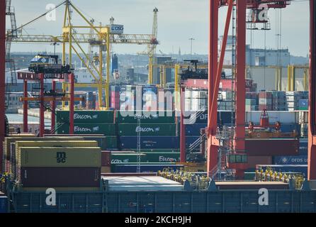 Une vue générale des terminaux à conteneurs de Dublin vue d'un ferry irlandais W.B. Yeats quitte le port de Dublin. Jeudi, 15 juillet 2021, à Dublin, Irlande. (Photo par Artur Widak/NurPhoto) Banque D'Images