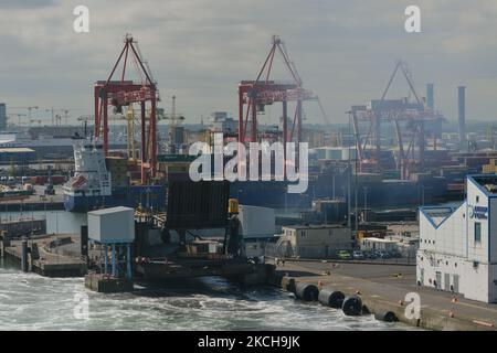 Vue générale du port de Dublin depuis un ferry irlandais W.B. Yeats quitte le port de Dublin. Jeudi, 15 juillet 2021, à Dublin, Irlande. (Photo par Artur Widak/NurPhoto) Banque D'Images