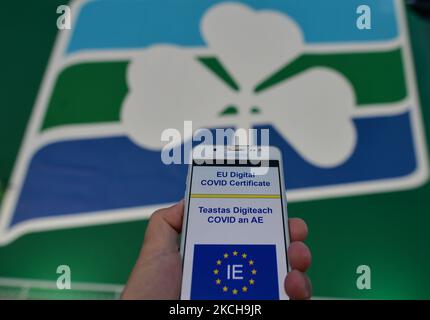 Certificat COVID numérique de l'UE affiché sur le téléphone portable vu devant un ferry irlandais sur le ferry irlandais W.B. Yeats. Jeudi, 15 juillet 2021, à Dublin, Irlande. (Photo par Artur Widak/NurPhoto) Banque D'Images