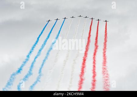 FRANCE – PARIS – MACRON – 14 JUILLET – DÉFILÉ MILITAIRE – l’équipe de vol acrobatique d’élite française « Patrouille de France » (PAF) survole le défilé militaire de juillet 14 sur l’avenue des champs-Élysées à Paris sur 14 juillet 2021. (Photo de Daniel Pier/NurPhoto) Banque D'Images