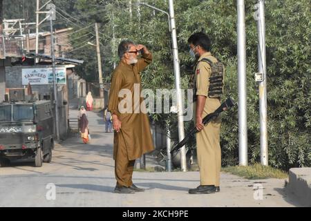 Un policier indien arrête un civil lors d'une opération militaire à Srinagar, dans le Cachemire administré par l'Inde, le 16 juillet 2021. Deux militants ont été tués et une maison résidentielle a été endommagée pendant l'opération. (Photo de Muzamil Mattoo/NurPhoto) Banque D'Images