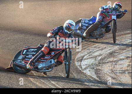 Sam Masters (blanc) dirige Brady Kurtz (rouge) lors du match SGB Premiership entre Belle vue Aces et Wolverhampton Wolves au National Speedway Stadium, Manchester, le jeudi 15th juillet 2021. (Photo de Ian Charles/MI News/NurPhoto) Banque D'Images