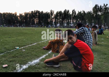 Les enfants regardent un match de football sur un terrain à Sopore, district de Baramulla, Jammu-et-Cachemire, Inde, le 16 juillet 2021. (Photo de Nasir Kachroo/NurPhoto) Banque D'Images