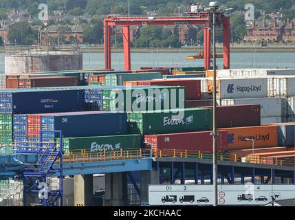 Une vue générale des terminaux à conteneurs de Dublin vue d'un ferry irlandais W.B. Yeats quitte le port de Dublin. Jeudi, 15 juillet 2021, à Dublin, Irlande. (Photo par Artur Widak/NurPhoto) Banque D'Images