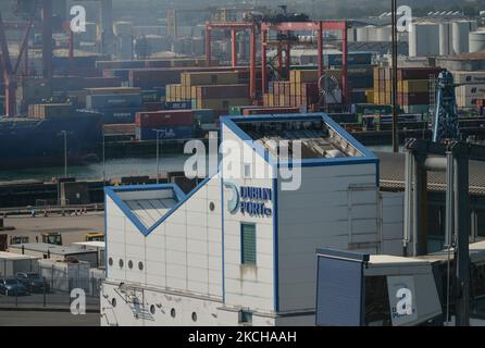 Vue générale du port de Dublin depuis un ferry irlandais W.B. Yeats quitte le port de Dublin. Jeudi, 15 juillet 2021, à Dublin, Irlande. (Photo par Artur Widak/NurPhoto) Banque D'Images