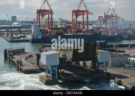 Vue générale des terminaux du port de Dublin vue d'un ferry irlandais W.B. Yeats quitte le port de Dublin. Jeudi, 15 juillet 2021, à Dublin, Irlande. (Photo par Artur Widak/NurPhoto) Banque D'Images