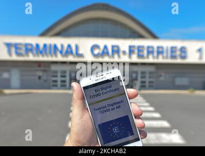 Certificat COVID numérique de l'UE affiché sur le téléphone portable vu devant le terminal de ferry de Cherbourg. Vendredi, 16 juillet 2021, à Cherbourg, la Manche, France. (Photo par Artur Widak/NurPhoto) Banque D'Images