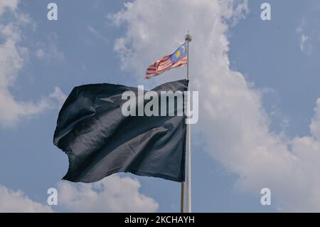 Un drapeau noir se forme avec le drapeau de la Malaisie lors d'une manifestation à Kuala Lumpur, en Malaisie, sur 17 juillet 2021. L'organisateur de la manifestation #BlackFlag qui critique le gouvernement malaisien comme un gouvernement en faillite après la flambée des cas positifs de Covid-19, 13 215 cas sur 15 juillet 2021 exigeant la démission du Premier ministre Muhyiddin Yassin, une session parlementaire complète qui se tiendra et un moratoire automatique pour tous (Photo de Zahim Mohd/NurPhoto) Banque D'Images