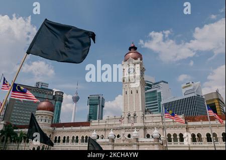 Un drapeau noir se forme lors d'une manifestation à Kuala Lumpur, en Malaisie, sur 17 juillet 2021. L'organisateur de la manifestation #BlackFlag qui critique le gouvernement malaisien comme un gouvernement en faillite après la flambée des cas positifs de Covid-19, 13 215 cas sur 15 juillet 2021 exigeant la démission du Premier ministre Muhyiddin Yassin, une session parlementaire complète qui se tiendra et un moratoire automatique pour tous (Photo de Zahim Mohd/NurPhoto) Banque D'Images