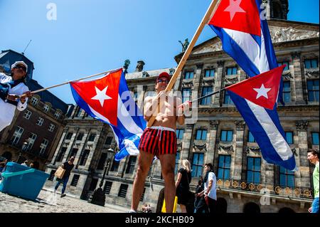 Un homme portant juste un coffre de natation tient deux grands drapeaux cubains, lors de la manifestation de soutien à Cuba organisée à Amsterdam, sur 17 juillet 2021. (Photo par Romy Arroyo Fernandez/NurPhoto) Banque D'Images