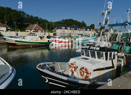 Flotte de bateaux de pêche amarrés à la jetée de Port-en-Bessin. Samedi, 17 juillet 2021, à Port-en-Bessin-Huppain, Calvados, Normandie, France. (Photo par Artur Widak/NurPhoto) Banque D'Images