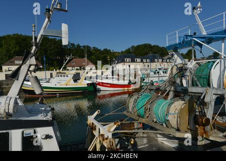 Flotte de bateaux de pêche amarrés à la jetée de Port-en-Bessin. Samedi, 17 juillet 2021, à Port-en-Bessin-Huppain, Calvados, Normandie, France. (Photo par Artur Widak/NurPhoto) Banque D'Images