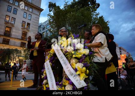 Joyce Beatty, membre du Congrès de l'Ohio et présidente du Black Caucus du Congrès, s'exprime lors d'une veillée aux chandelles à Black Lives Matter Plaza à l'occasion du 1 ans de la mort de John Lewis. Les actions à l'échelle nationale, organisées par la mobilisation de John Lewis et intitulées « bonne vigilance du problème pour la démocratie », cherchent également à exiger l'adoption de la loi pour le peuple, la loi sur l'avancement des droits de vote de John Lewis, Et la création d'un État à un moment où le droit de vote est une question centrale aux États-Unis. (Photo de Bryan Olin Dozier/NurPhoto) Banque D'Images