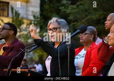 Joyce Beatty, membre du Congrès de l'Ohio et présidente du Black Caucus du Congrès, s'exprime lors d'une veillée aux chandelles à Black Lives Matter Plaza à l'occasion du 1 ans de la mort de John Lewis. Les actions à l'échelle nationale, organisées par la mobilisation de John Lewis et intitulées « bonne vigilance du problème pour la démocratie », cherchent également à exiger l'adoption de la loi pour le peuple, la loi sur l'avancement des droits de vote de John Lewis, Et la création d'un État à un moment où le droit de vote est une question centrale aux États-Unis. (Photo de Bryan Olin Dozier/NurPhoto) Banque D'Images